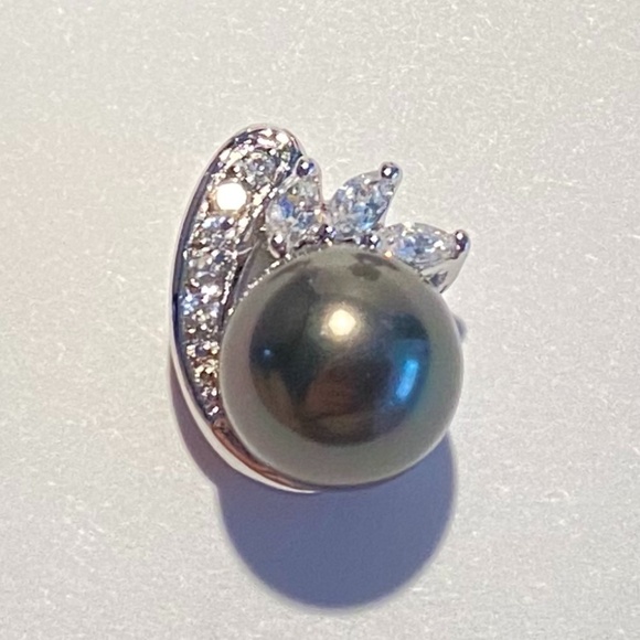 Dark Grey Pearl Pendant & Earrings - Picture 3 of 3